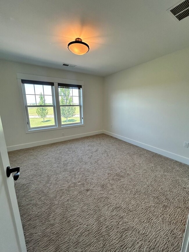 Building Photo - Stunning luxury rental!
