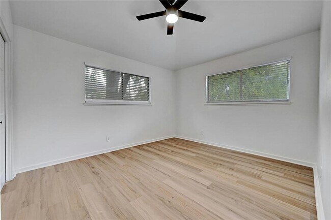 Building Photo - Fully updated 6 bed house!!! 1911 David!