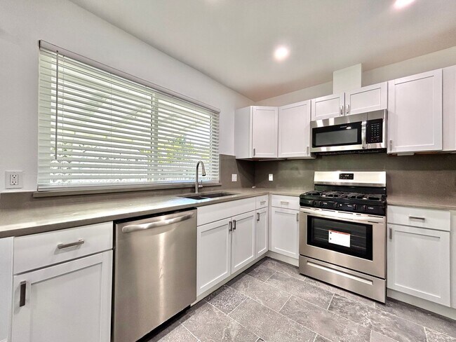 Building Photo - Inviting 3/BR 2/BA Home with Spacious Layo...