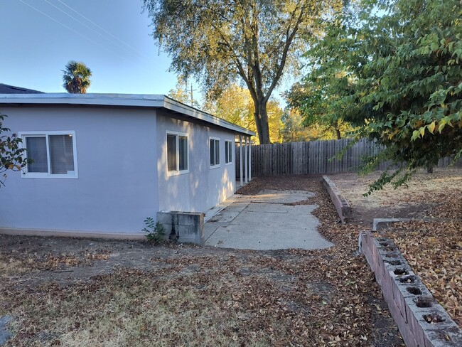 Building Photo - Country Ranch-Style In Fair Oaks