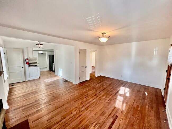 Building Photo - 2123 Fenwood Dr