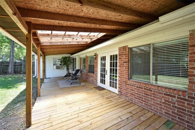 Building Photo - 2035 Shorewood Ln