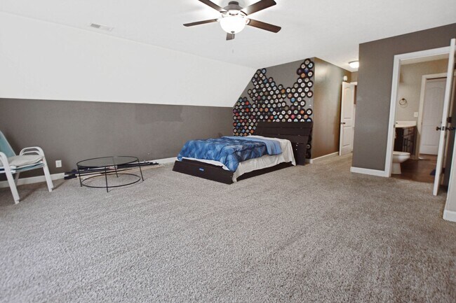Building Photo - Pet Friendly Four Bedroom with Bonus!