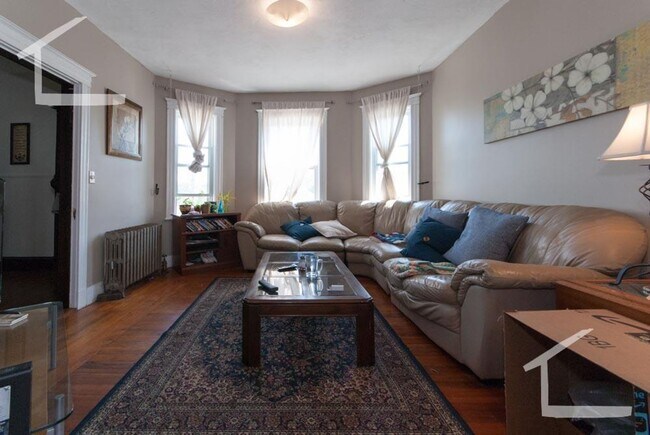 Building Photo - Huge 4 bed unit in Oak Square well below m...