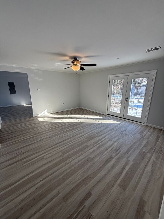 Building Photo - Fantastic 4 Bedroom 2 Bath Expanded Home