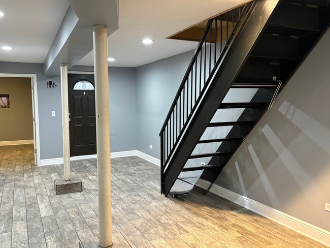 Building Photo - 522 N Troy St