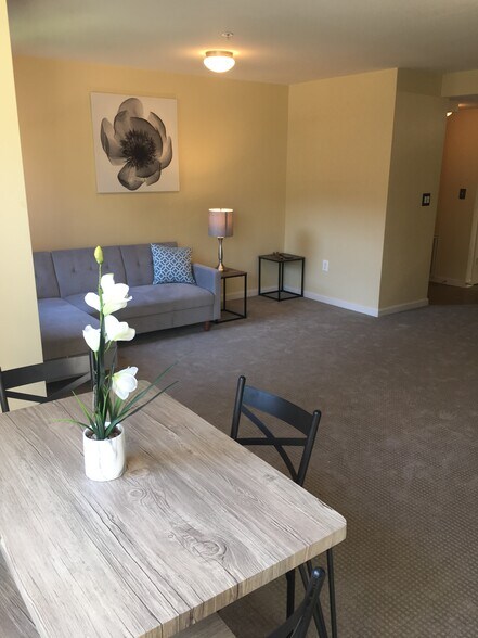 Building Photo - 1240 Holbrook Ter NE