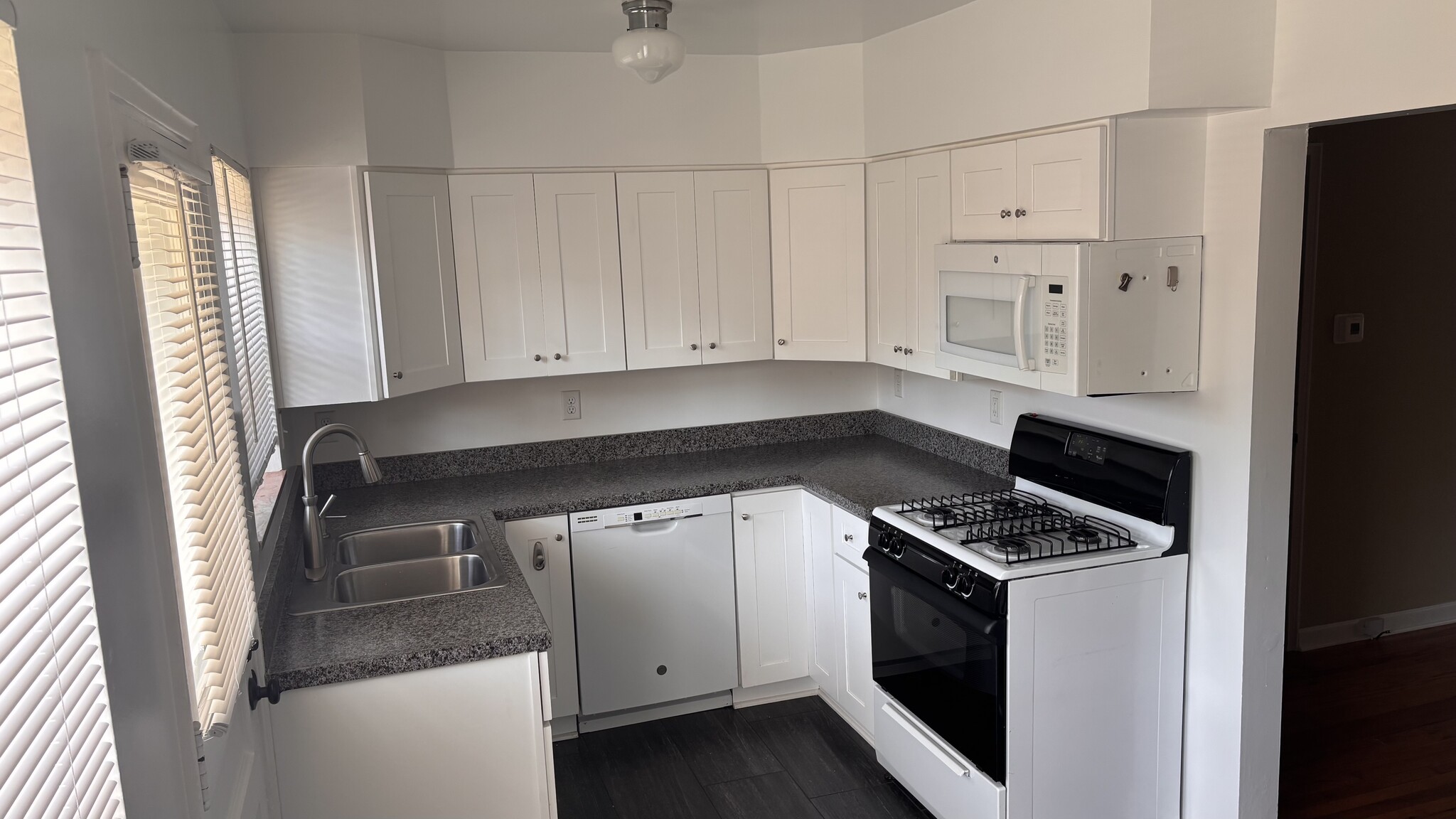 Building Photo - 1481 W 7th Ave