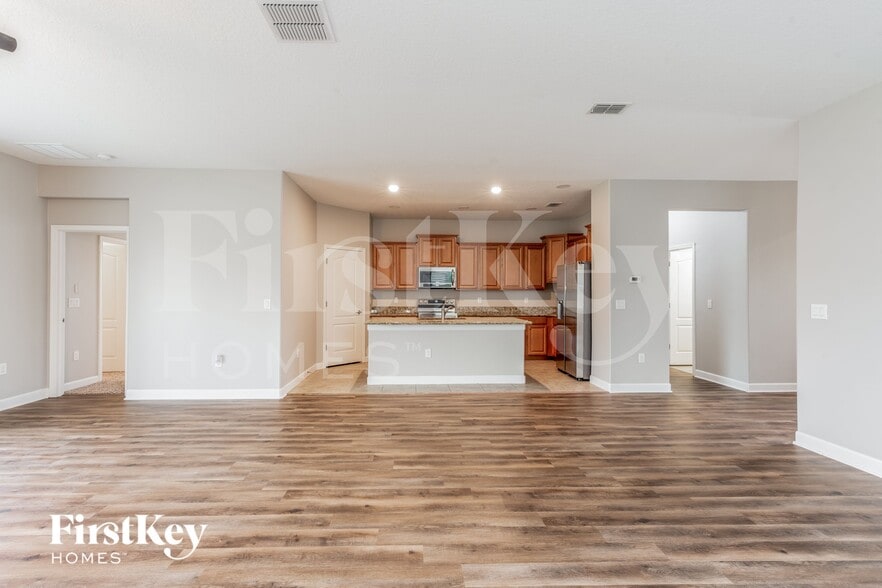 Building Photo - 20241 Merry Oak Ave