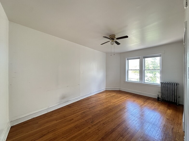 Building Photo - 2432 N Linden Pl