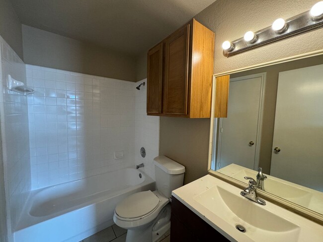 Building Photo - 5702 Greengate Dr