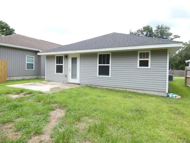 Building Photo - Prime Pensacola Location