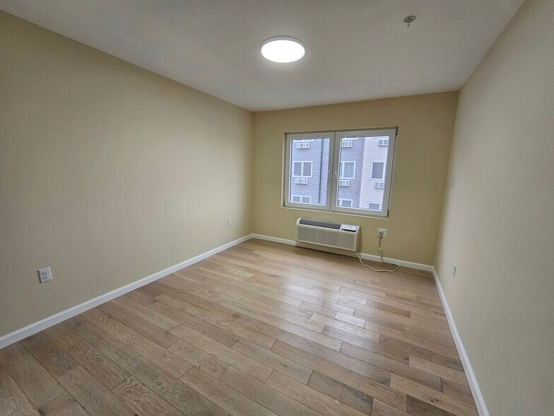 Building Photo - 158 6th St