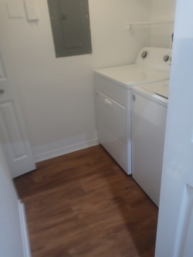 Building Photo - Spacious 2bed/2bath with nice vaulted ceil...