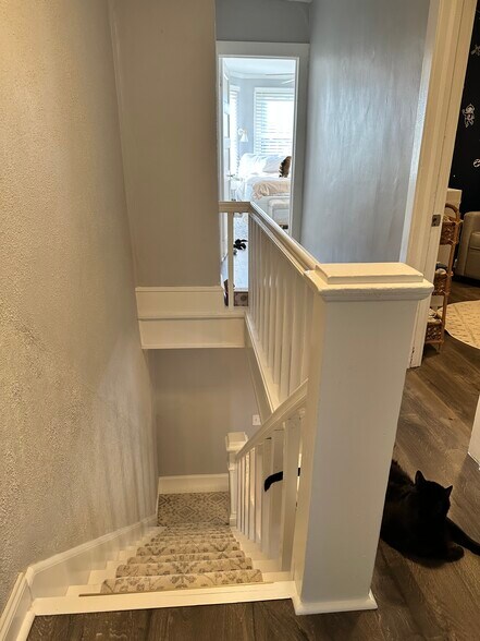 Building Photo - 10 W Knight Ave