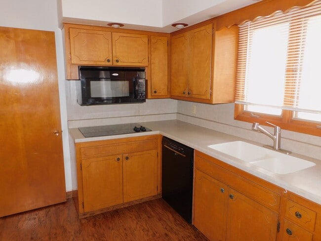 Building Photo - 3 Bedrooms, 2 baths, near schools and shopping