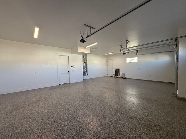 Building Photo - Gorgeous 5 bed 3.5 bath in Desert Canyons