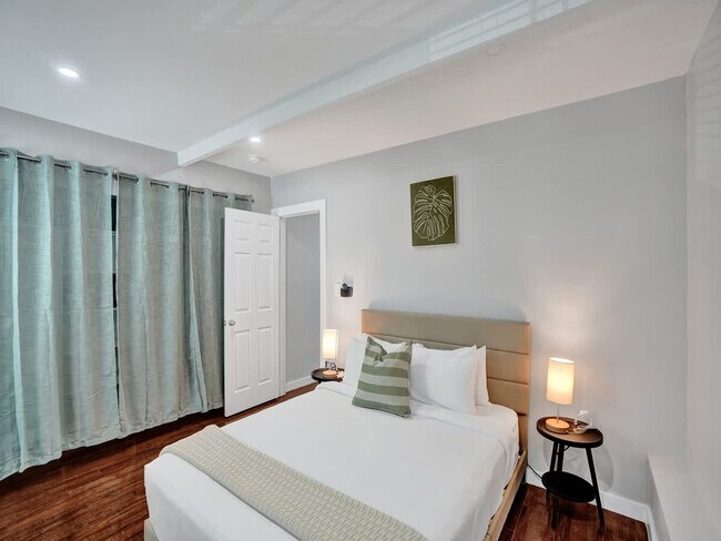 Building Photo - 906 N Riverside Dr