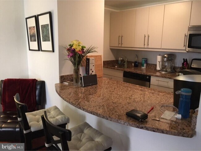 Building Photo - 219 S 18th St