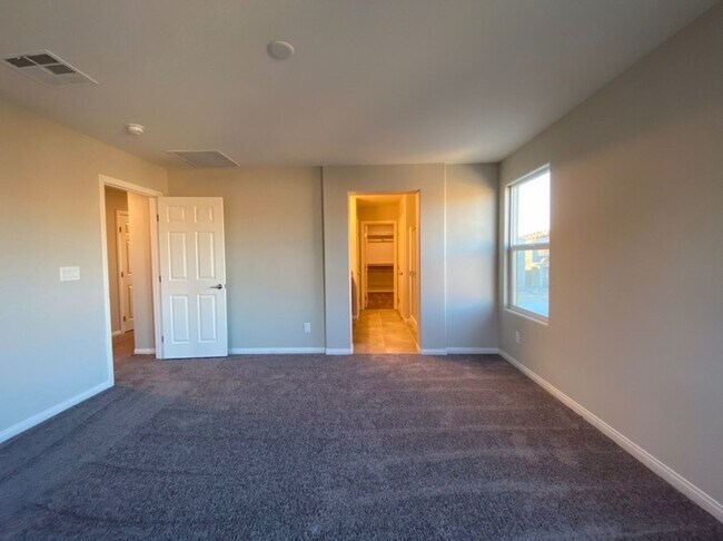 Building Photo - 4 BED 2.5 BATH 2 CAR GARAGE,  LARGE CORNER...