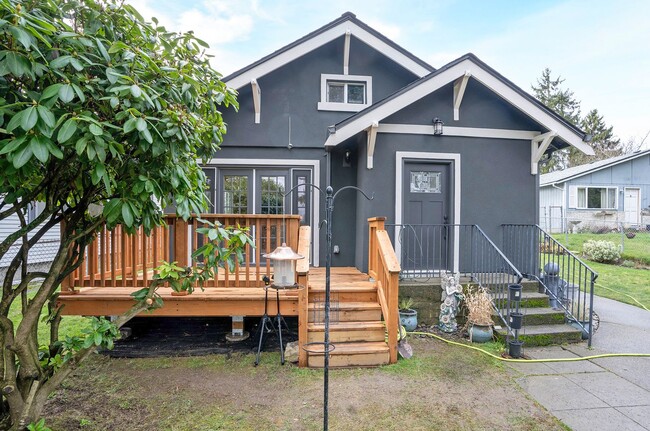 Building Photo - Convenience Meets Charm in this 3 Bedroom ...