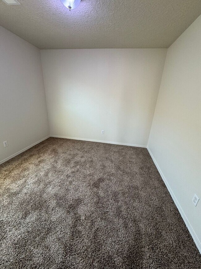 Building Photo - Coming soon!  Great 3 bed, 2 bath, home in Huning Ranch!