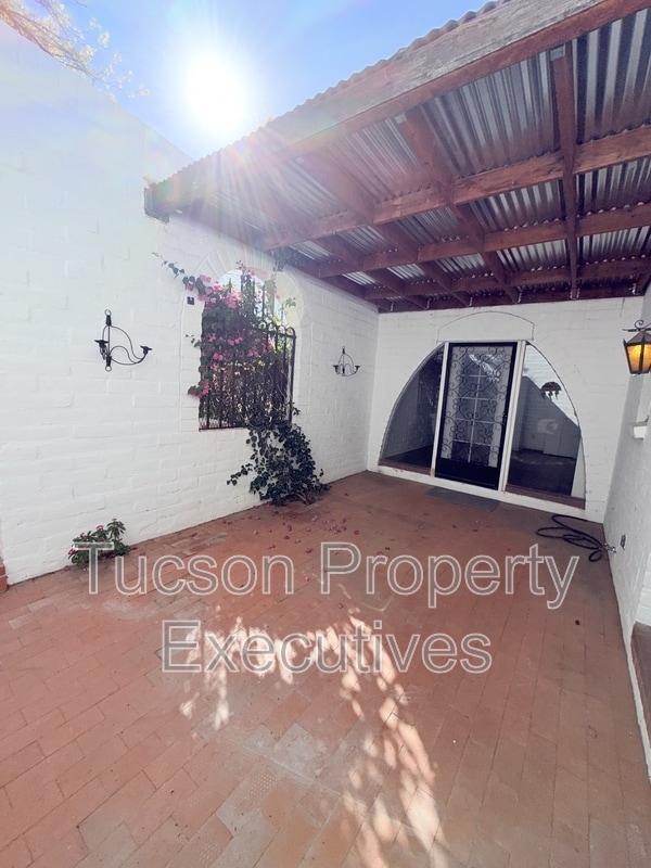 Building Photo - 629 W Las Lomitas Rd