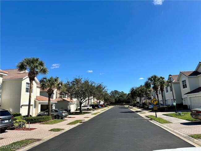 Building Photo - 860 Hampton Cir