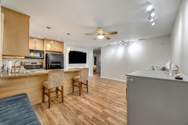 Building Photo - Updated 1 bedroom condo near the river!