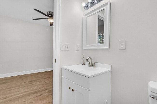 Building Photo - Beautiful 3/2 located in Central Mount Pleasant!