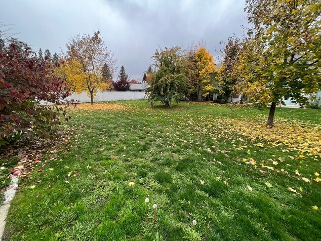 Building Photo - Darling 3 Bed, 1.5 Bath Triplex w/ Garage ...