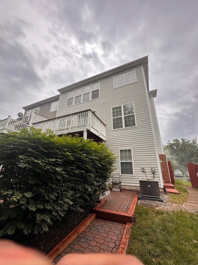 Building Photo - 22702 Lamoreaux Landing Square
