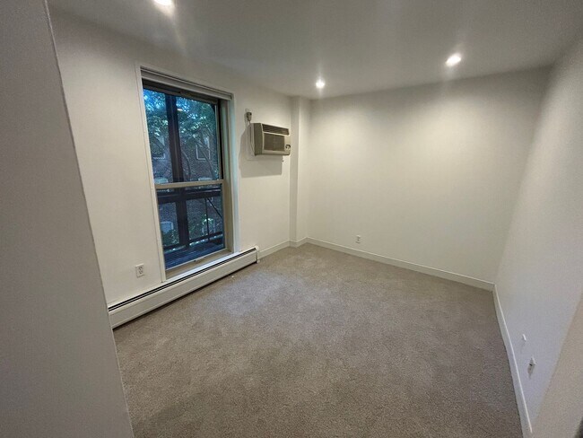 Building Photo - 10 Camelot Ct