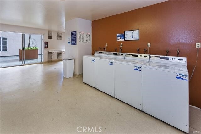 Building Photo - 5500 Owensmouth Ave