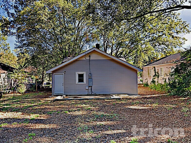 Building Photo - 1511 N Davidson St