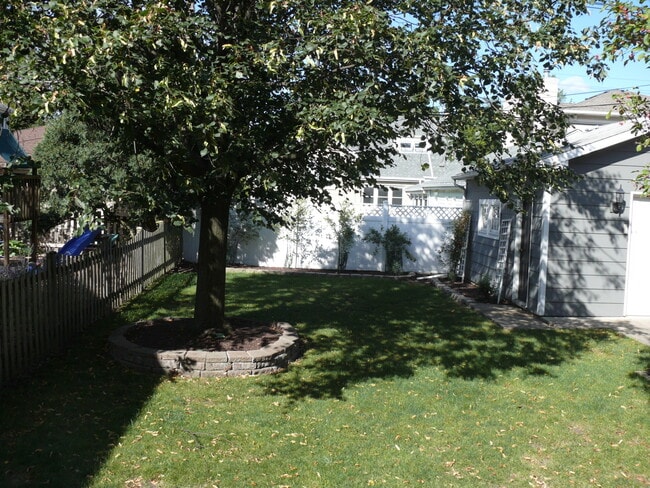 Building Photo - 4544 Franklin Ave
