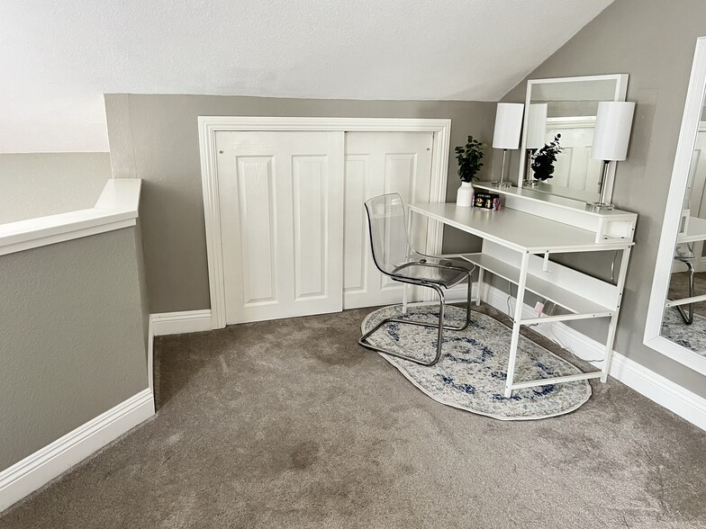Desk/workspace - 1905 Windmill Cir