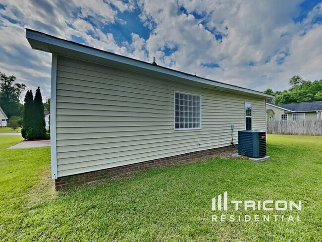 Building Photo - 25 Newbury Dr