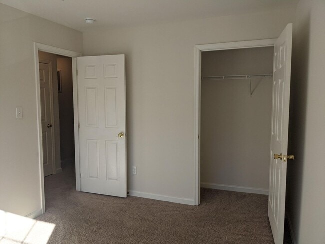 Building Photo - 3 Bedroom Townhouse For Rent in Charming Waynesboro, PA