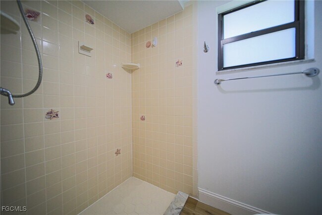 Building Photo - 1250 Riverbend Dr