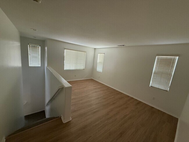 Building Photo - 5 Bedrooms 3.5 Bath in Willow Walk!