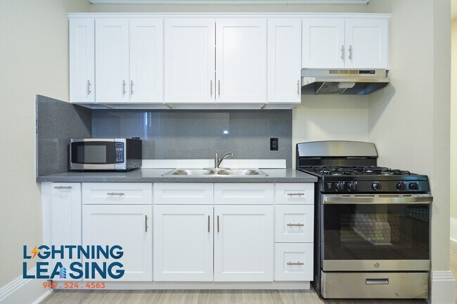Building Photo - 1820 1/2 W 11th Pl-1D