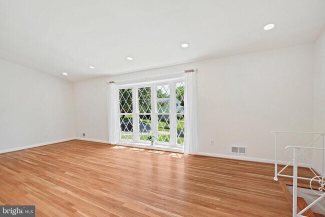 Building Photo - 6607 Lone Oak Dr