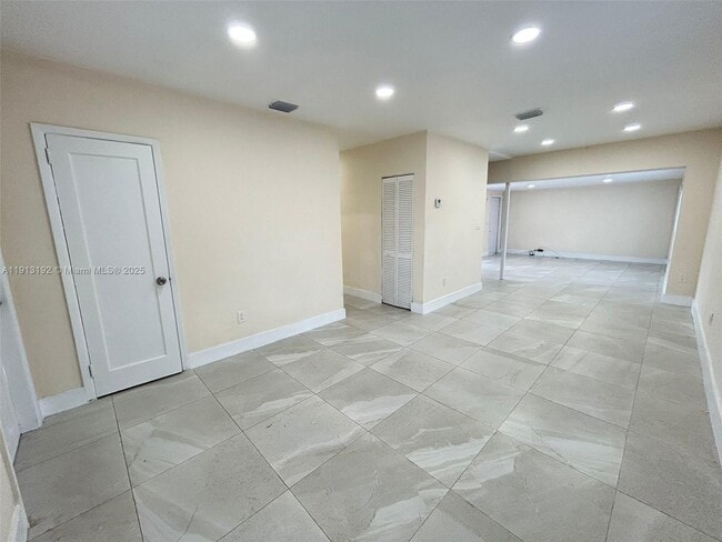 Building Photo - 610 E 8th Ave