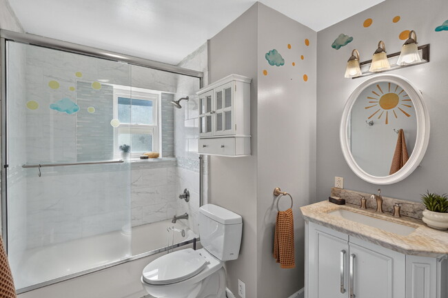 Building Photo - Spacious 4-Bed Oasis with 2 Full Baths