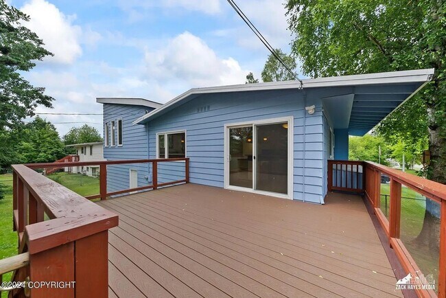 Building Photo - Newly Updated 4 Bedroom UMED Home!