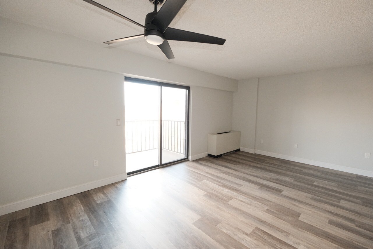 Building Photo - 10 N Wood Ave