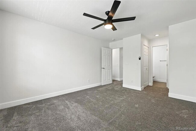 Building Photo - Beautiful, updated, spacious unit!