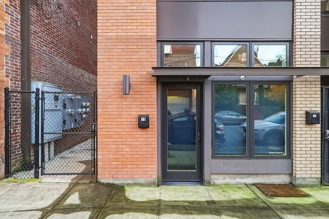 Building Photo - 18-20 N Monroe St