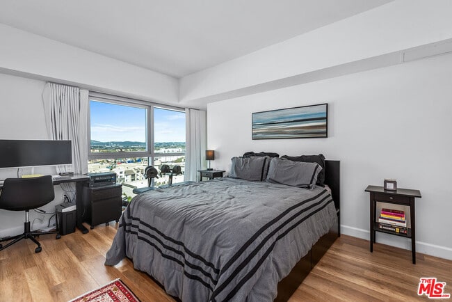 Building Photo - 13700 Marina Pointe Dr